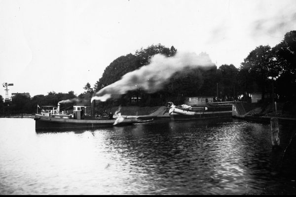 Holownik i barka wypływająca ze śluzy, lata 1920-1939, Wojucki W., źródło: Narodowe Archiwum Cyfrowe