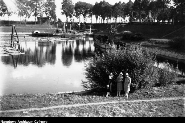 Śluza na Kanale Bydgoskim na ujściu Brdy, lata 1919-1939, źródło: Narodowe Archiwum Cyfrowe