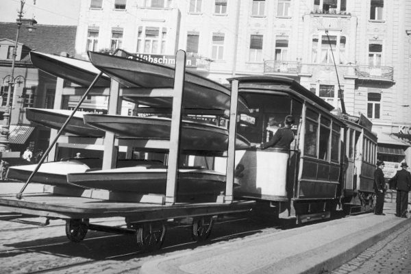 Kajaki ułożone na specjalnej przyczepce tramwajowej przewożone nad Brdę, lata 1935-1939, Wiszniewski Piotr, źródło: Narodowe Archiwum Cyfrowe