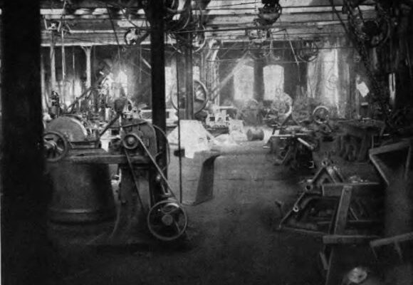 Fabryka Maszyn i Kotłów Parowych założona w 1846 r. przez Friedricha Eberhardta. Zakład mieścił się przy Św. Trójcy 11. Zdjęcie przedstawia warsztat tokarski, 1906 r., źródło: Kujawsko-Pomorska Biblioteka Cyfrowa