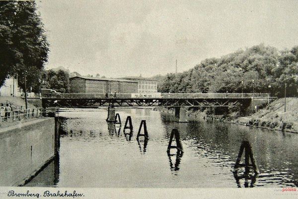 Most Portowy, na pierwszym planie Hermann Göring Brücke (wcześniejszy Hafenbrücke) na Brdzie, a za nim widoczny Młyn Rothera, lata 1940-1942, źródło: fotopolska.eu
