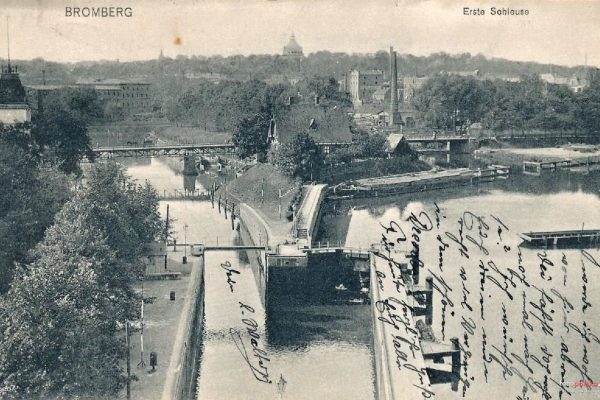 Widok na Śluzę Miejską w kierunku południowym. Za śluzą widoczny z lewej strony Hafenbrücke na Brdzie oraz z prawej strony Wilhelmsbrücke na Młynówce. W oddali zarys Młyna Rothera, pocztówka, zbiory prywatne, źródło: fotopolska.eu