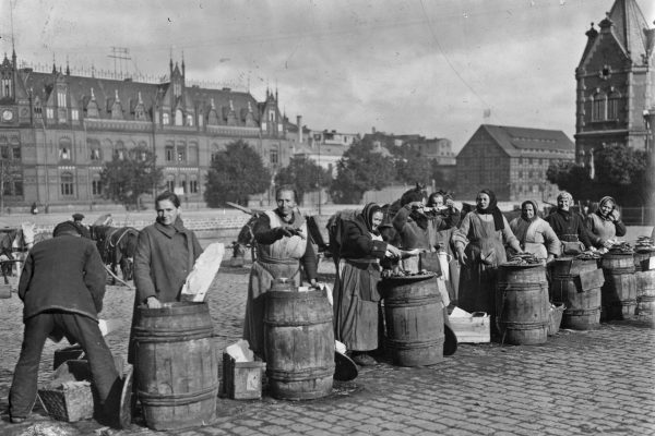 Poczta Główna - widok z drugiego brzegu Brdy. Handel uliczny przy Starym Porcie, 1925 r., źródło: Narodowe Archiwum Cyfrowe