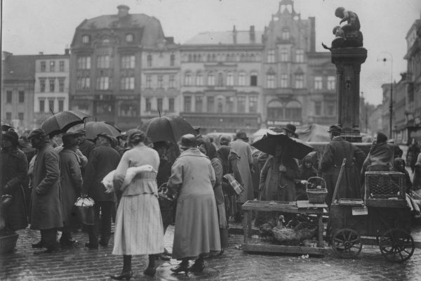 Południowa pierzeja Starego Rynku, Handel na rynku w Bydgoszczy w deszczowy dzień, 1925 r., źródło: Narodowe Archiwum Cyfrowe