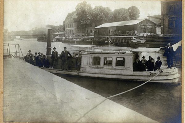 Statek wycieczkowy na Brdzie w okolicach Starego Portu, lata 1920-1939 r., Tytus Piechocki, źródło: Narodowe Archiwum Cyfrowe