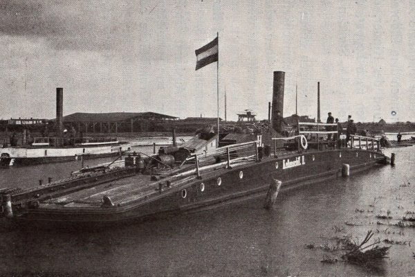 Parowiec łańcuchowy, zdjęcie wykonano w rejonie wyspy na Kapuściskach, lata 1896-1915, źródło: Cyfrowa Biblioteka Narodowa Polona