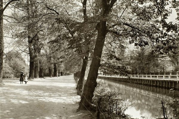 Stary Kanał Bydgoski, promenada pomiędzy II i III Śluzą, 1915 r., źródło: Cyfrowa Biblioteka Narodowa Polona