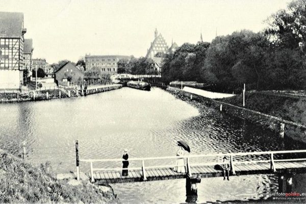 Wyspa Młyńska, lata 1890-1900, widok z ul. Tamka (kiedyś Mennica) w kierunku zachodnim, źródło: fotopolska.eu