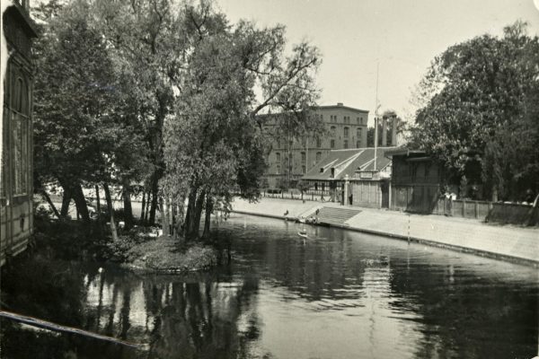 Rzeka Brda, z lewej wyspa św. Barbary, lata 1929-1931, źródło: Cyfrowa Biblioteka Narodowa Polona