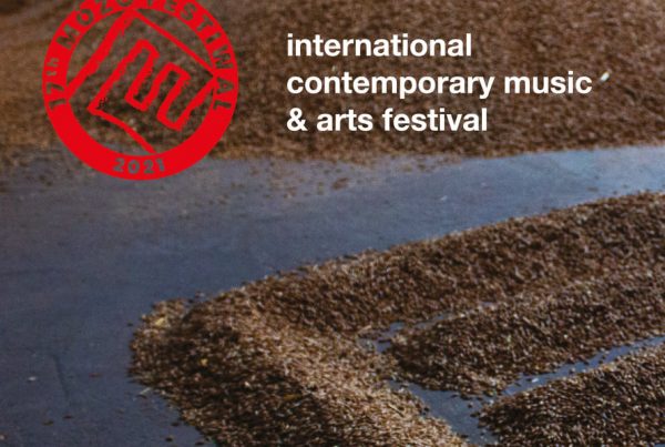 grafika promocyjna Mózg Festival - logo festiwalu usypane z ziaren na szarym podłożu