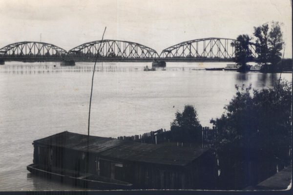 Powódź w Fordonie, 1962. Zdjęcie wykonane z kamienicy przy Frycza-Modrzewskiego. Na pierwszym planie szopa rybacka. W tle nowy most oddany do użytku w 1956, ze zbiorów Rafaela Prętkiego