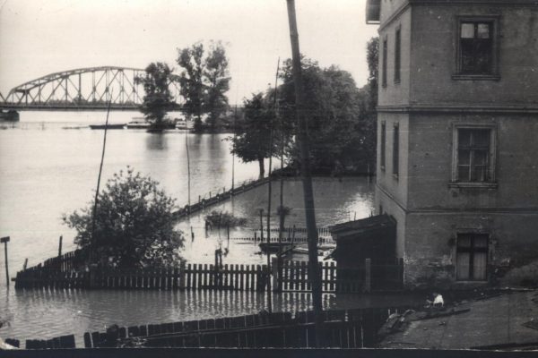 Powódź w Fordonie, 1962. Z prawej nieistniejąca dziś kamienica na Frycza-Modrzewskiego. Ulica prowadziła do nabrzeża, przy którym swoje łodzie i szopy mieli rybacy. Na drugim planie nowy most oddany do użytku 22 lipca 1956, ze zbiorów Rafaela Prętkiego