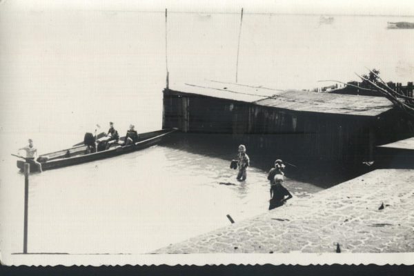 Charakterystyczna szopa rybacka przy nabrzeżu Wisły w rejonie ul. Frycza-Modrzewskiego, obok kapiące się w rzece dzieci. Zdjęcie z lat 60., ze zbiorów Rafaela Prętkiego