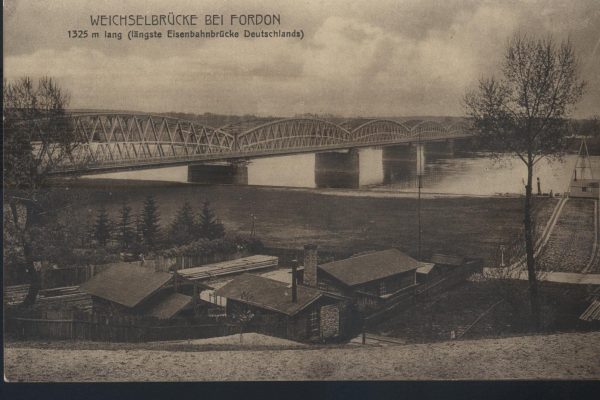 Most na Wiśle. Z prawej dźwig szynowy nr 2 pracujący na nabrzeżu rozładunkowym, przy którym zacumowany jest holownik parowy. Z lewej budynki magazynowe. Pocztówka, ok. 1900, bez obiegu, ze zbiorów Rafaela Prętkiego