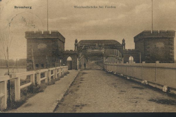 Brama mostowa od strony Fordonu, 1893. Z prawej strony wiodła linia kolejowa. Wejścia na most strzegły wieże obronne, na wschodnim brzegu znajdowała się bateria armat fortecznych. Wieże uszkodzone w 1939, rozebrane przez okupanta, ze zbiorów Rafaela Prętkiego