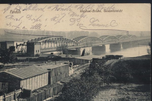 Most na Wiśle. Zniszczony we wrześniu 1939, odbudowany w czerwcu 1941. Ponownie zniszczony w styczniu 1945, ostatecznie rozebrany. Nowy most oddany w 1956 jest  krótszy o 320 m. Pocztówka, 1914, Reinicke & Rubin, ze zbiorów Rafaela Prętkiego
