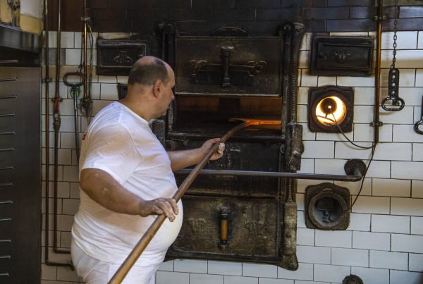 Piekarnia Bigońscy piekarz wkładający chleb do pieca
