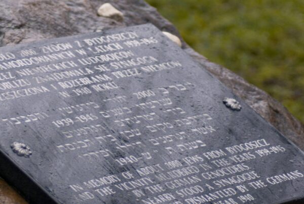 zdjęcie tablicy pamiątkowej na kamieniu - pomniku upamiętniającym bydgoskich żydów